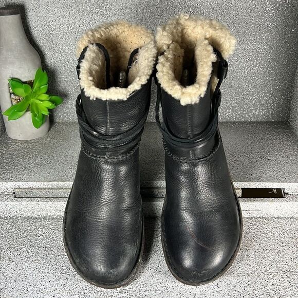 UGG® Women's Caspia Boots Leather Sheepskin Lined Winter Shoes Size 6 - Picture 4 of 12